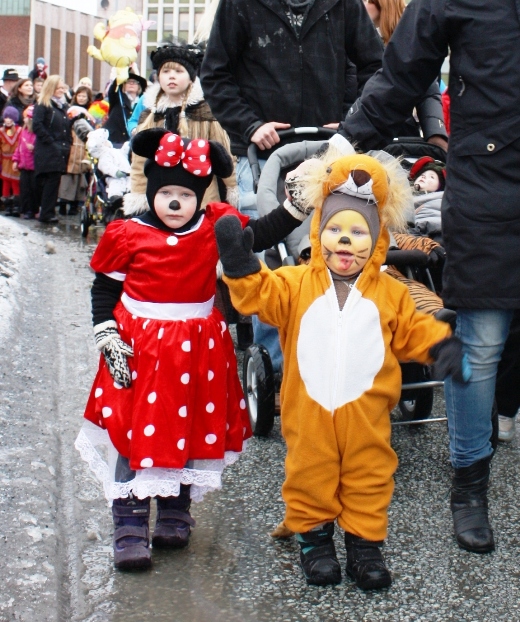 Pia og Michal deltok i Barnas kostymetog som Minnie Mus og løve. Foto: Maria S. Bagtas