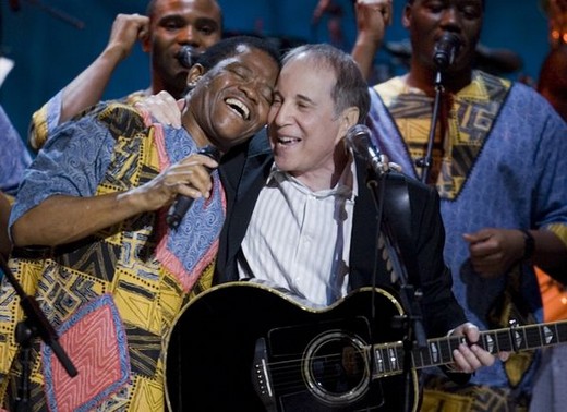 Bildet viser Joseph Shabalala, lederen for Ladysmith Black Mambazo, sammen med Paul Simon, under Graceland-turneen, anno 2012.