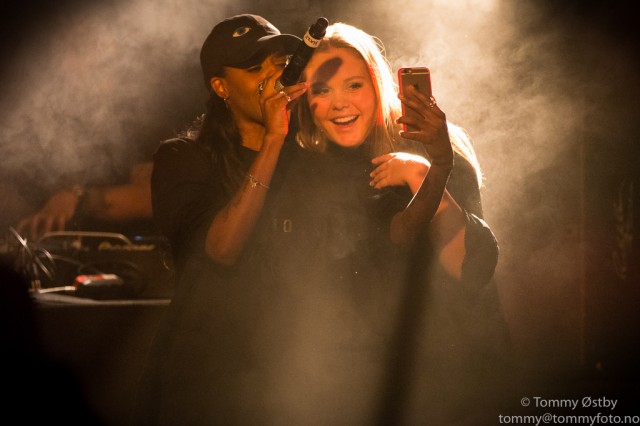 Angel Haze inviterte en fan opp på scenen og tok selfie med jentas mobil.