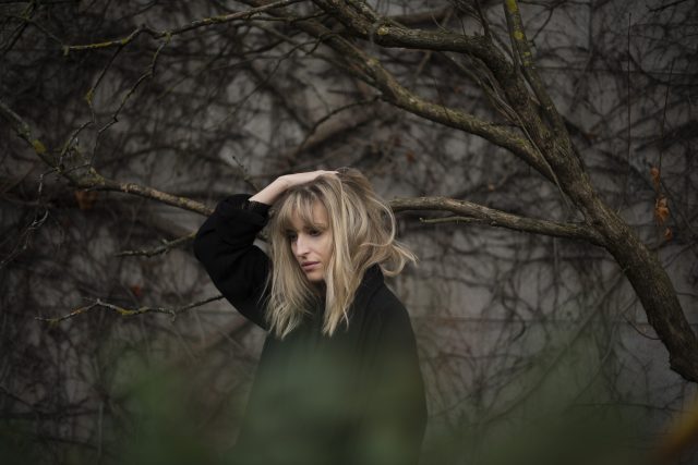 Et av ukas musikalske sidespor: Carmen Villain gir oss en silkemyk forsmak på EP-en Planetarium. Foto: Signe Luksengard