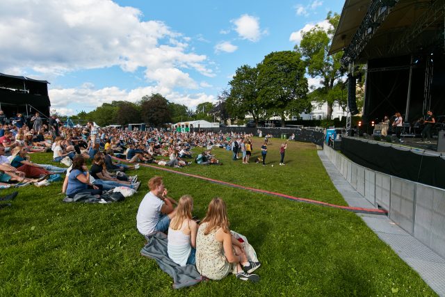 Publikum koser seg på The Switch konsert på Piknik i Parken. Foto: Stian Schløsser Møller