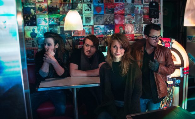 Et av ukas musikalske sidespor: Noen ganger dukker det opp band som oppfyller de fleste kravene til å kunne kalles et ekte indieband. Molton Moon, halvt østfoldsk og halvt bergensk, havner i denne kategorien.